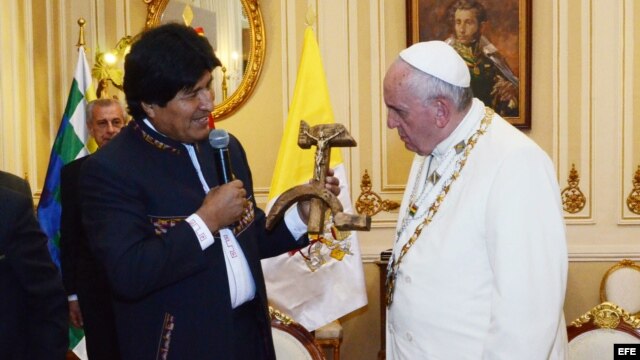 Evo Morales intercambia regalos con el Papa, entre ellos una cruz formada con una hoz y un martillo.