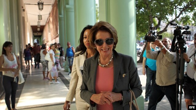 La líder demócrata en la Cámara de Representantes de EE.UU. Nancy Pelosi (c) llega al Hotel Saratoga de La Habana.