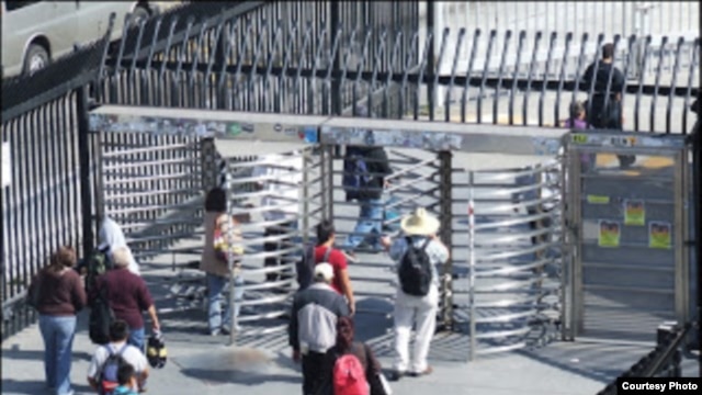 Entrada para peatones en el paso fronterizo Tijuana-San Diego.