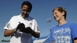 Archivo -  Javier Sotomayor firma un autógrafo a un seguidor en San Salvador (El Salvador). 