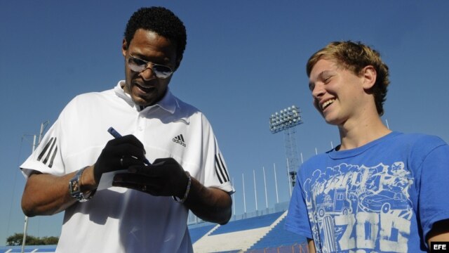 Archivo -  Javier Sotomayor firma un autógrafo a un seguidor en San Salvador (El Salvador). 