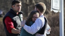 Estudiantes de la escuela de Newtown se consuelan tras la masacre