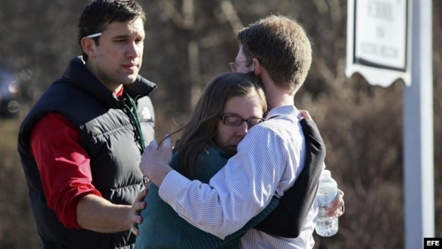 Estudiantes de la escuela de Newtown se consuelan tras la masacre