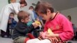 Varios niños juegan en un hospital especial para niños con el virus del SIDA, en la ciudad ucraniana de Donetsk. Archivo.