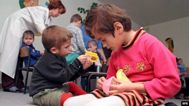 Varios niños juegan en un hospital especial para niños con el virus del SIDA, en la ciudad ucraniana de Donetsk.
