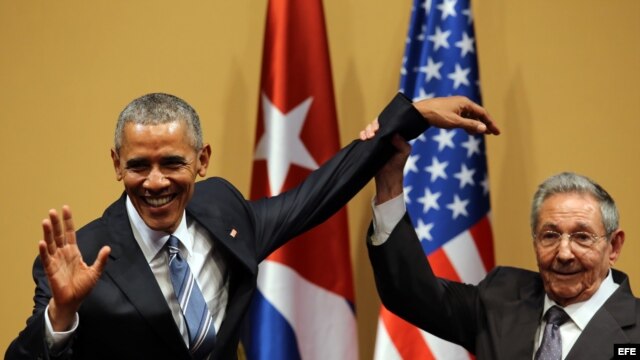 Raúl Castro intenta levantar el brazo de Barack Obama al final de la rueda de prensa conjunta, el 21 de marzo de 2016.