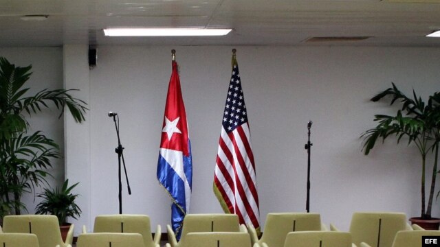 Banderas de Cuba y Estados Unidos 