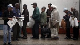 Con más de un 35 % de la población sobre 60 años aumentarán las colas de los ancianos revendedores de periódicos