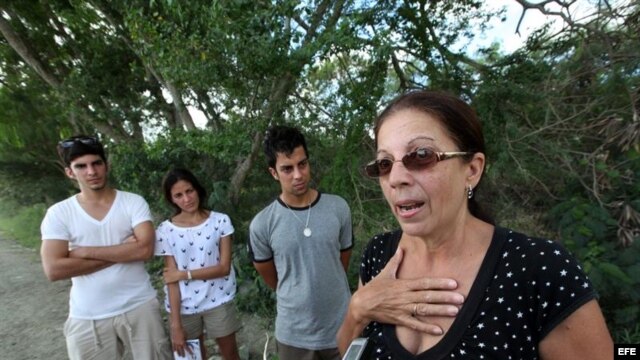 Familia de Payá visita el lugar el lugar donde se produjo el accidente en el que murieron Oswaldo Payá y Harold Cepero, en las inmediaciones de Bayamo