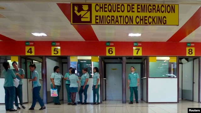 Punto de control de inmigración en el aeropuerto internacional de La Habana 