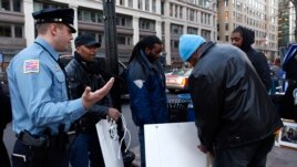 Un policía pide a los vendedores ambulantes que le muestren sus permisos para vender en la calle.