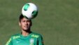 El jugador brasileño Neymar participa en entrenamiento hoy, lunes 17 de junio de 2013, en el Estadio Presidente Vargas en Fortaleza, Brasil.