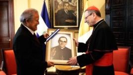 El presidente del Salvador, Sánchez Cerén, y el Cardenal Amato.
