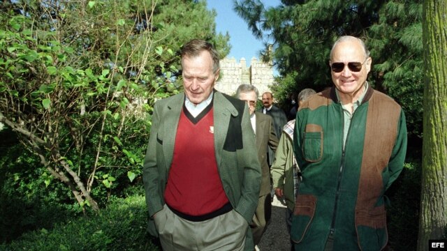Foto de archivo: El ex presidente de Estados Unidos, George Bush, y el general Norman Schwarzkopf, durante una visita a España                                                      