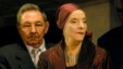 La fundadora y directora del Ballet Nacional de Cuba, Alicia Alonso, acompañada de Raúl Castro.