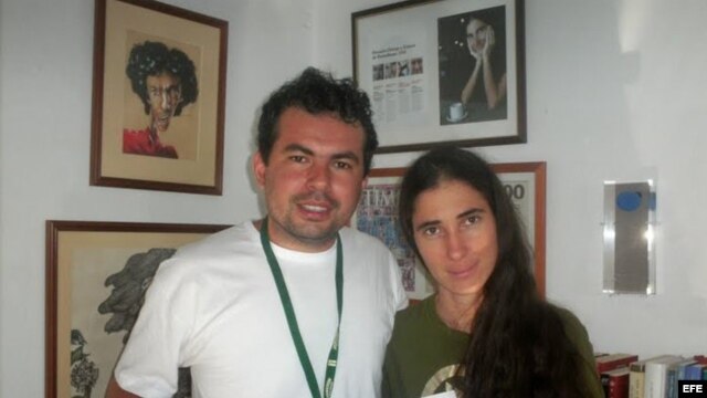 Fotografía de archivo. Dado Galvão junto a Yoani Sánchez, en La Habana, Cuba