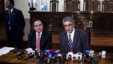 El secretario general de la Corte de Constitucionalidad (CC) de Guatemala, Martin Guzmán (d), y el secretario adjunto de la Corte, Giovanni Salguero (i), hablan en Ciudad de Guatemala, donde anunciaron que la institución anuló la sentencia de 80 años de p