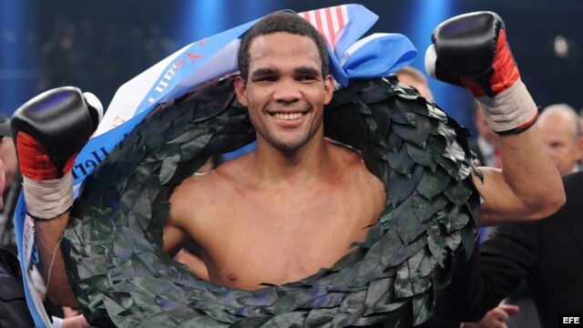El boxeador cubano, Yoan Pablo Hernández, celebra su victoria sobre el estadounidense, Steve Cunningham.