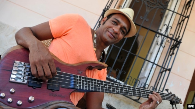 El cantautor cubano Descemer Bueno.