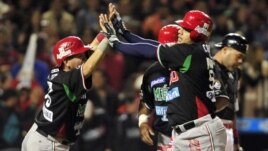 Jugadores de México festejan su anotación contra Puerto Rico, durante su partido de la Serie del Caribe.  
