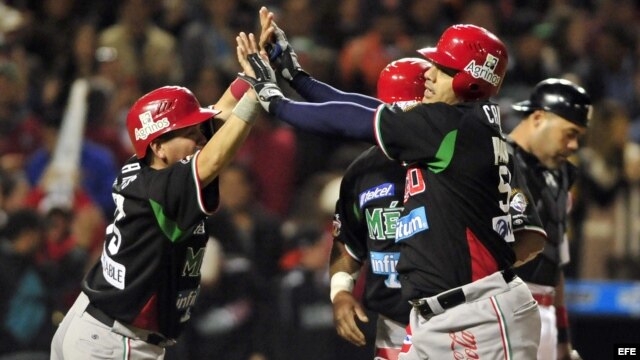 Jugadores de México festejan su anotación contra Puerto Rico, durante su partido de la Serie del Caribe.  