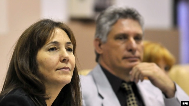 Mariela Castro Espín (i), hija del gobernante cubano Raúl Castro, junto a Miguel Diaz Canel (d), cuando éste ocupaba el cargo de ministro de Educación Superior