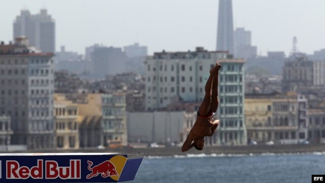  Un atleta salta desde la Fortaleza de los Tres Reyes del Morro, en La Habana. 