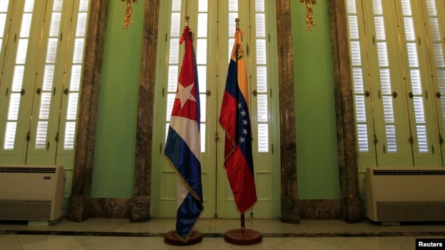Las banderas de Cuba y Venezuela.