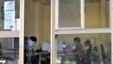  Varias personas consultan Internet en una "sala de navegación", perteneciente a la empresa estatal Correos de Cuba hoy, jueves 10 de febrero de 2011, en La Habana.