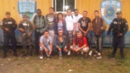 Grupo de cubanos retenidos en la frontera de Honduras con Guatemala, octubre 3 de 2014.