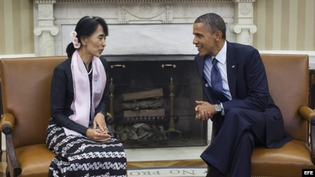 La líder opositora birmana Aung San Suu Kyi, se reúne con el presidente estadounidense, Barack Obama, en la Oficina Oval de la Casa Blanca