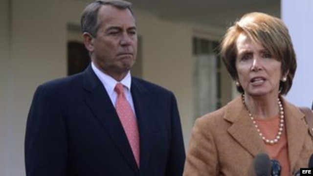 Fotografía de archivo de Nancy Pelosi (d), junto a John Boehner, líder de la Cámara de Representantes.