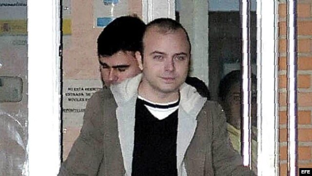 El dirigente de Nuevas Generaciones Ángel Carromero a su salida esta tarde de la Prisión de Segovia tras la obtención del tercer grado o régimen abierto que le ha concedido hoy Instituciones Penitenciarias. EFE/Valentín Gonzalo