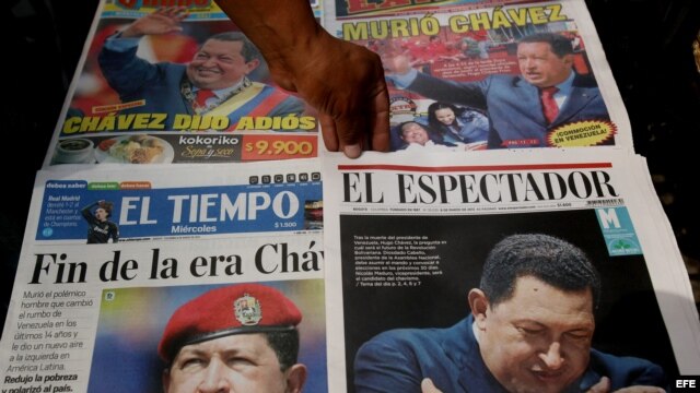 Un hombre toma un diario con la noticia del fallecimiento del presidente de Venezuela, Hugo Chávez.