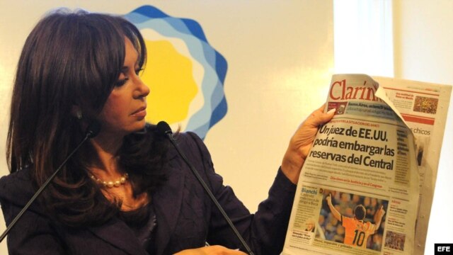 La presidenta argentina, Cristina Fernández, muestra una edición del periódico Clarín. 