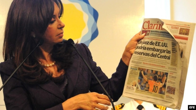 La presidenta argentina, Cristina Fernández, en uno de sus frecuentes ataques a Clarín, muestra un número del diario. 