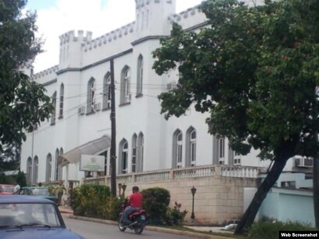 Twitpic de Yoani Sánchez Estación de Policía de Acosta
