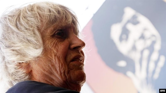 La viuda del cantautor chileno Víctor Jara, Joan Turner, habla hoy, miércoles 3 de enero de 2013, en Santiago de Chile (Chile). 