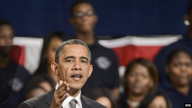 El presidente Barack Obama hablando hoy, 15 de febrero, en Hyde Park Academy en Chicago, Illinois. 