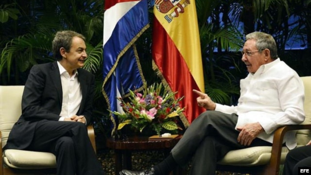Raúl Castro (d) y el ex mandatario de España José Luis Rodríguez Zapatero, este miércoles 25 de febrero, en La Habana.