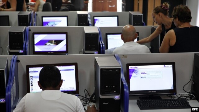 Varias personas se conectan a internet desde una sala de navegación hoy, en La Habana (Cuba). 