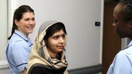 Adolescente paquistani Malala Yousufzai (c) conversa con  enfermeras mientras abandona hospital 