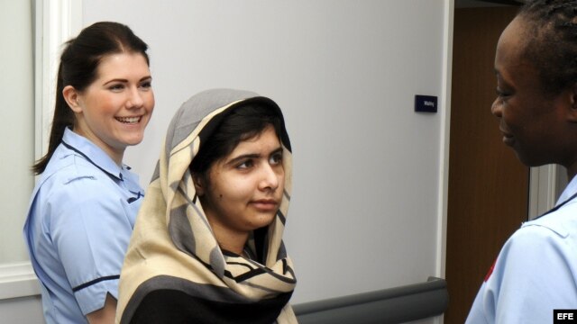 Adolescente paquistani Malala Yousufzai (c) conversa con  enfermeras mientras abandona hospital 