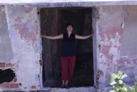Coco Fusco en un viaje a Cuba. Foto: Cortesía.