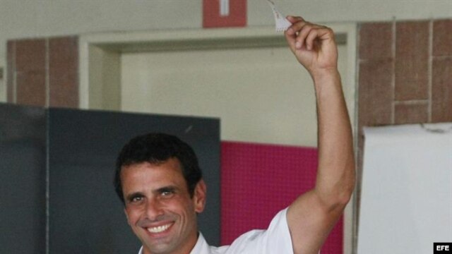 El candidato de unidad de la oposición venezolana a la Presidencia de Venezuela, Henrique Capriles Radonski, vota hoy, domingo 7 de octubre 2012.      