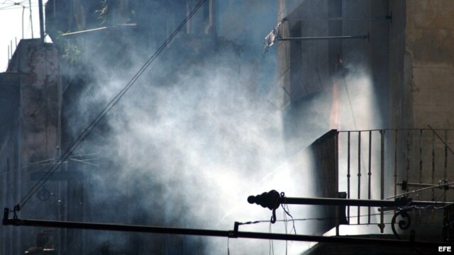 Gas saliendo de una vivienda después de ser fumigada.