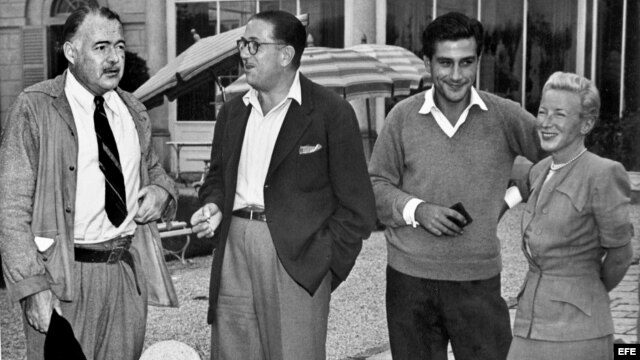 Hemingway y Mary Welsh en Italia, en 1949, con dos periodistas italianos.