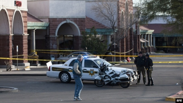 Archivo - Sitio del tiroteo en North Tucson, Arizona (EE.UU.), donde fue herida la excongresista Gabrielle Giffords en un centro comercial .