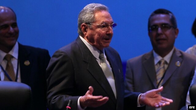 Raúl Castro hablando junto a la presidenta de Costa Rica, Laura Chinchilla.