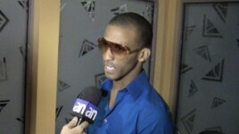 El boxeador cubano Rancés Barthelemy durante la conferencia de prensa.